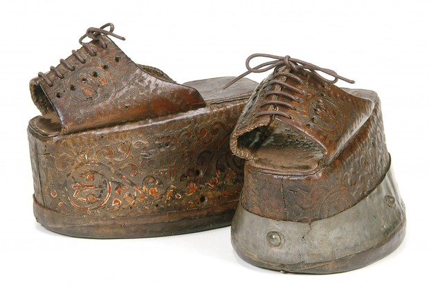 Những đôi giày cao tới 50cm: Chuẩn mực của cái đẹp phụ nữ thời Trung Đại - Ảnh 4.