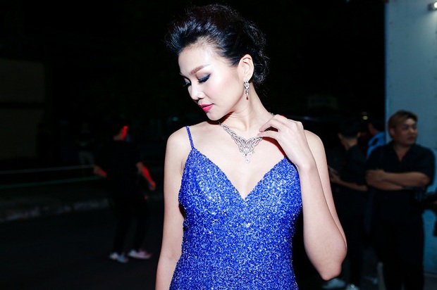 Mượn hình ảnh lái xe tâm trạng, Thanh Hằng khoe khéo nhẫn lấp lánh tiền tỉ - Ảnh 3.