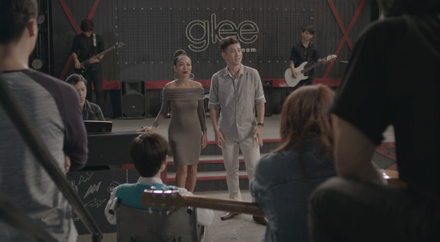 Glee Việt tập 5: Sau sự cố tinh trùng nước nóng, Rocker Nguyễn bất ngờ ôm hôn Cindy V - Ảnh 4.