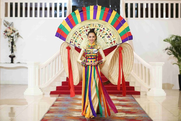 Hoàng Thùy, Cẩm Tiên cực lộng lẫy trong trang phục dân tộc tại HHHVVN - Ảnh 11.