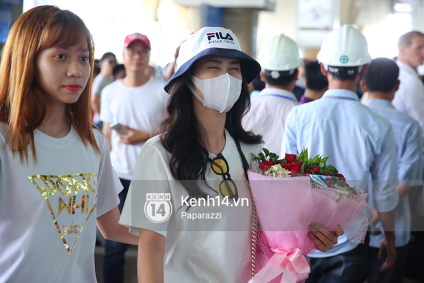 Mang chuông đi đánh xứ người thành công, Đông Nhi trở về trong vòng vây người hâm mộ - Ảnh 3. Mang chuông đi đánh xứ người thành công, Đông Nhi trở về trong vòng vây người hâm mộ - Ảnh 3.