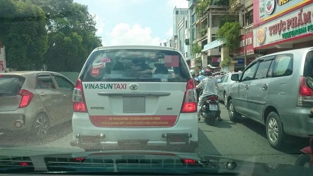 Hàng loạt taxi ở Sài Gòn dán decal phản đối Uber và Grab, Đại diện Vinasun nói: Tài xế tự phát, nhưng khẩu hiệu không đến nỗi quá đáng - Ảnh 1.