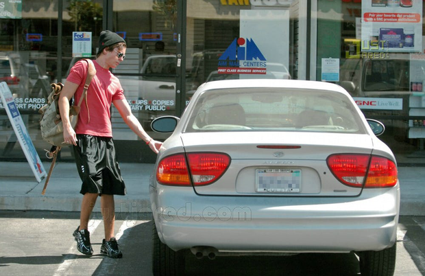 zac-efron-cheap-car-1507368081340.png