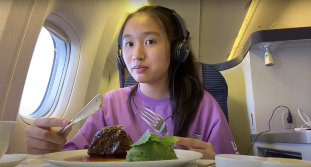 Jenny Huỳnh - Thiên Thư: Đều là tiểu thư nhà giàu học cấp 2 nổi như cồn trên Youtube, bạn là fan ai? - Ảnh 5. Jenny Huỳnh - Thiên Thư: Đều là tiểu thư nhà giàu học cấp 2 nổi như cồn trên Youtube, bạn là fan ai? - Ảnh 5.