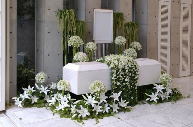 Người Nhật tiễn người đã khuất bằng hoa tươi theo cách cực kỳ lộng lẫy, công ty hoa tang lễ thu hơn tiền tỷ mỗi năm - Ảnh 1.
