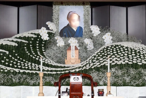 Người Nhật tiễn người đã khuất bằng hoa tươi theo cách cực kỳ lộng lẫy, công ty hoa tang lễ thu hơn tiền tỷ mỗi năm - Ảnh 2.