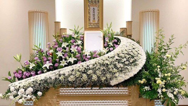 Người Nhật tiễn người đã khuất bằng hoa tươi theo cách cực kỳ lộng lẫy, công ty hoa tang lễ thu hơn tiền tỷ mỗi năm - Ảnh 3.