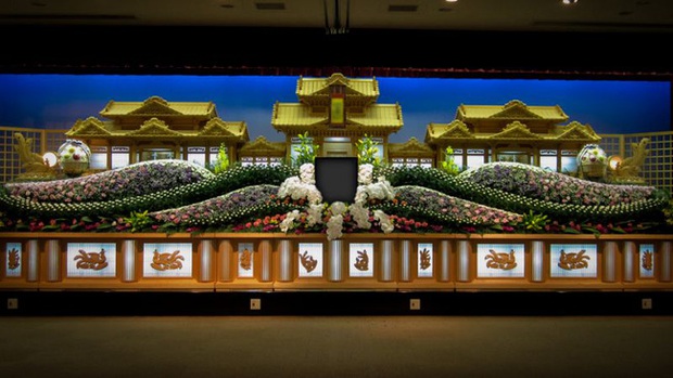 Người Nhật tiễn người đã khuất bằng hoa tươi theo cách cực kỳ lộng lẫy, công ty hoa tang lễ thu hơn tiền tỷ mỗi năm - Ảnh 8.
