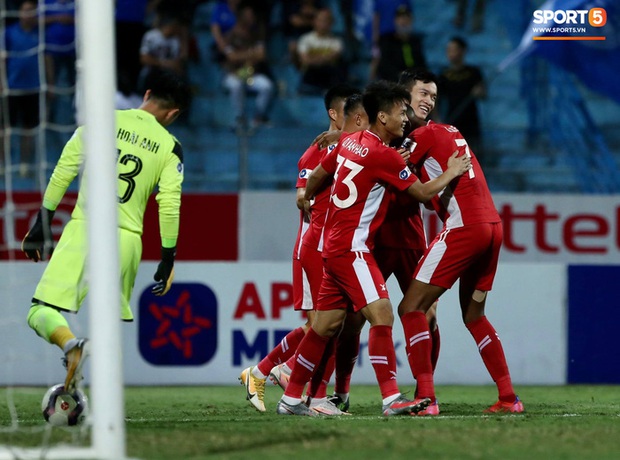 Cơn lốc đỏ Viettel giành chiến thắng 2-1 gay cấn trước CLB Quảng Ninh - Ảnh 2. Cơn lốc đỏ Viettel giành chiến thắng 2-1 gay cấn trước CLB Quảng Ninh - Ảnh 2.