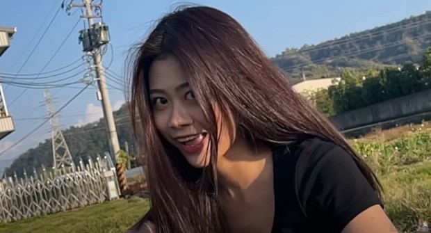 Phản cảm hot girl livestream cảnh ăn đất