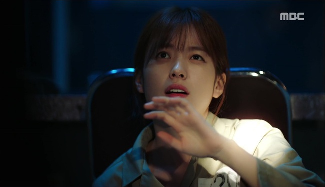 “W”: Triệu hồi Conan phá án, bắt tên sát thủ áo đen muốn diệt Lee Jong Suk! - Ảnh 31. “W”: Triệu hồi Conan phá án, bắt tên sát thủ áo đen muốn diệt Lee Jong Suk! - Ảnh 31.