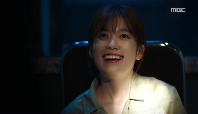 “W”: Triệu hồi Conan phá án, bắt tên sát thủ áo đen muốn diệt Lee Jong Suk! - Ảnh 33. “W”: Triệu hồi Conan phá án, bắt tên sát thủ áo đen muốn diệt Lee Jong Suk! - Ảnh 33.