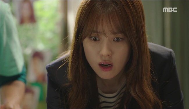 “W” - Chuyện như đùa: Lee Jong Suk thò tay khỏi màn hình, kéo Han Hyo Joo vào máy tính - Ảnh 2.