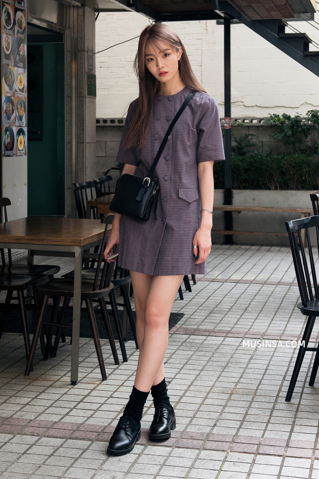 Ngắm mãi không chán street style gần gũi mà bắt mắt của giới trẻ thế giới - Ảnh 2. Ngắm mãi không chán street style gần gũi mà bắt mắt của giới trẻ thế giới - Ảnh 2.