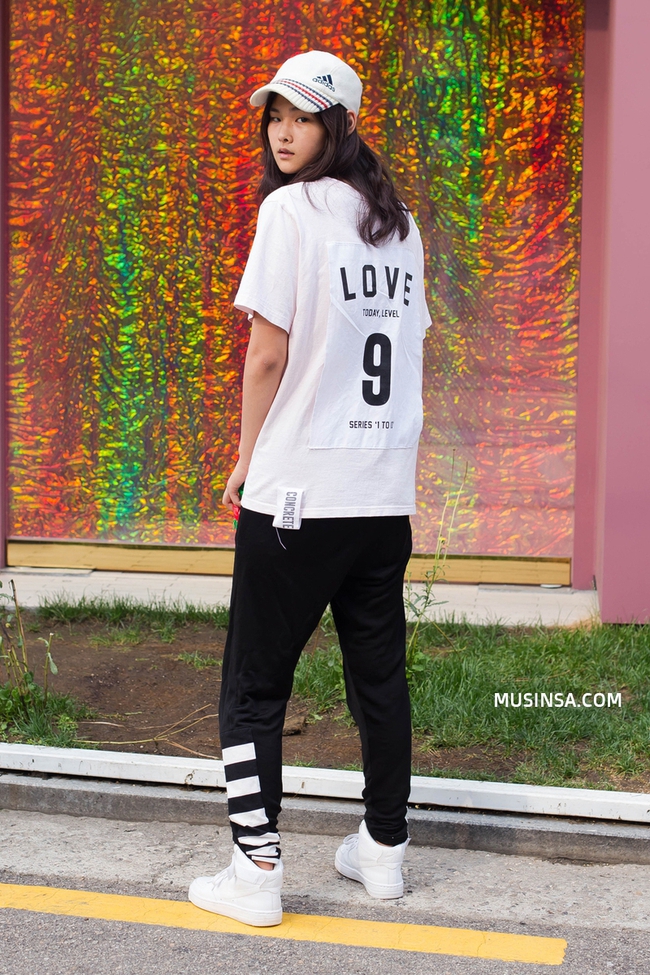 Giới trẻ thế giới cùng kết nổ đĩa mũ lưỡi trai trong street style tuần qua - Ảnh 3. Giới trẻ thế giới cùng kết nổ đĩa mũ lưỡi trai trong street style tuần qua - Ảnh 3.