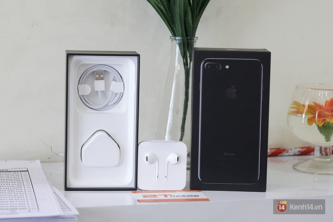 iPhone 7 Plus đen bóng vừa về Việt Nam đã được bán với giá 90 triệu đồng - Ảnh 1.