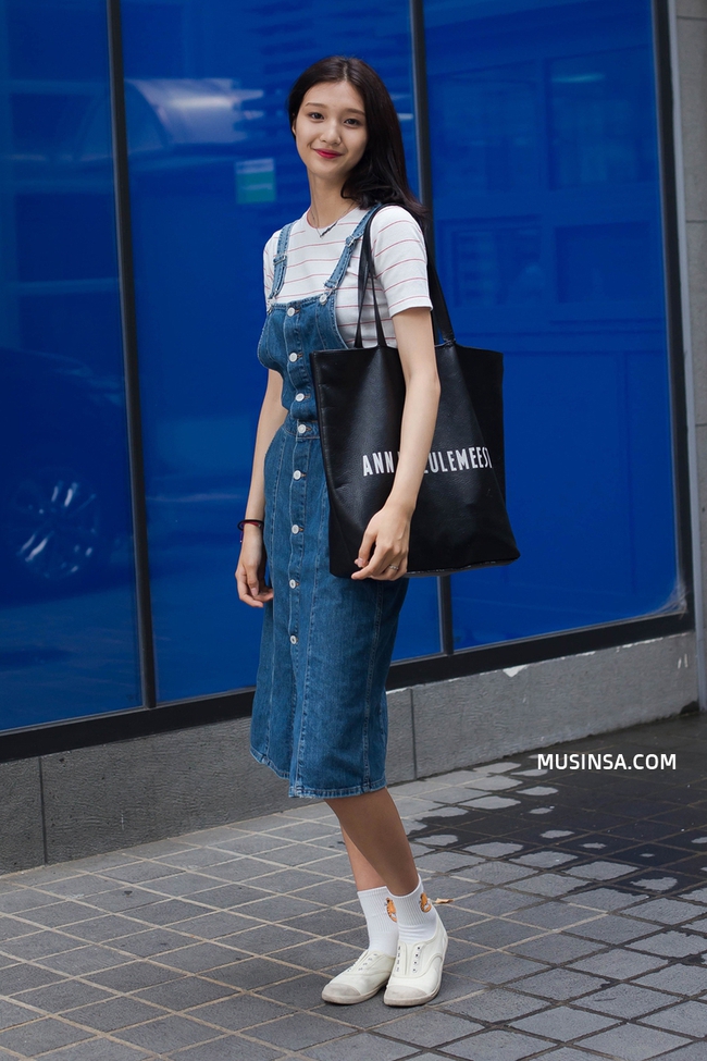 Giới trẻ thế giới cùng kết nổ đĩa mũ lưỡi trai trong street style tuần qua - Ảnh 6. Giới trẻ thế giới cùng kết nổ đĩa mũ lưỡi trai trong street style tuần qua - Ảnh 6.