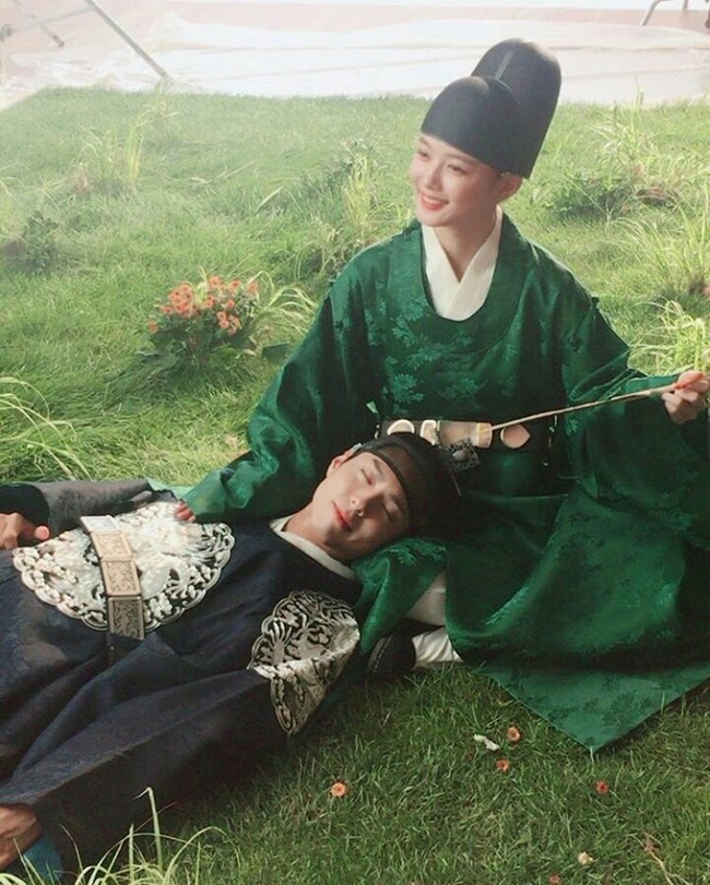 Phim chưa chiếu, “Thế tử” Park Bo Gum và “thái giám” Kim Yoo Jung đã tình tứ thế này đây - Ảnh 7.