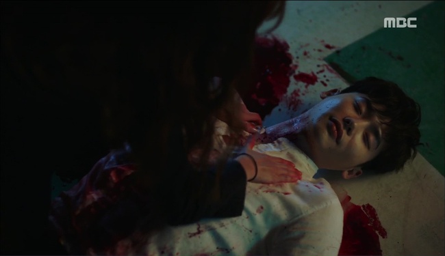 “W” - Chuyện như đùa: Lee Jong Suk thò tay khỏi màn hình, kéo Han Hyo Joo vào máy tính - Ảnh 10.