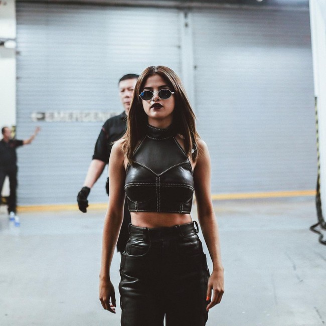 Selena Gomez lại khiến fan rạo rực với loạt trang phục biểu diễn trong tour mới nhất - Ảnh 10.
