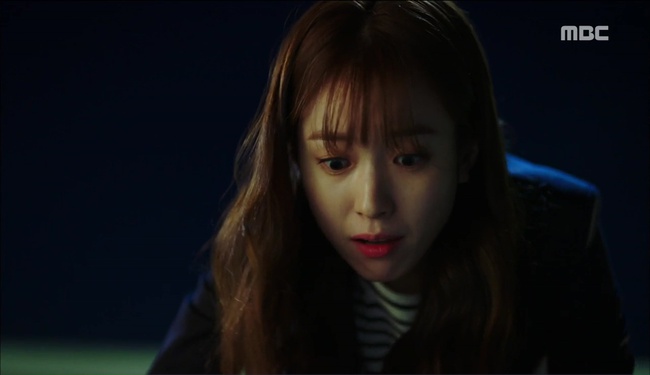 “W” - Chuyện như đùa: Lee Jong Suk thò tay khỏi màn hình, kéo Han Hyo Joo vào máy tính - Ảnh 11. “W” - Chuyện như đùa: Lee Jong Suk thò tay khỏi màn hình, kéo Han Hyo Joo vào máy tính - Ảnh 11.