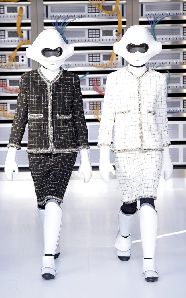 Chanel biến runway thành trung tâm lưu trữ dữ liệu với người mẫu robot và đội mũ bóng chày - Ảnh 4.