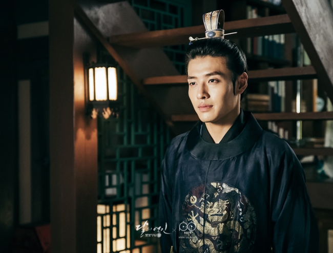 Moon Lovers: “Anh Tám, cớ sao anh lại ra nông nỗi này?” - Ảnh 1. Moon Lovers: “Anh Tám, cớ sao anh lại ra nông nỗi này?” - Ảnh 1.