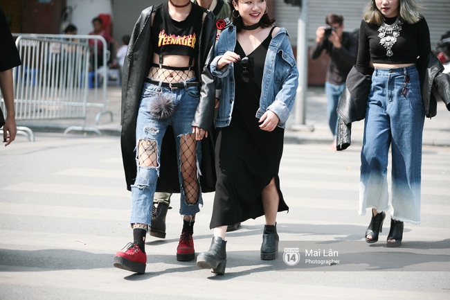Street style ngày 5 VIFW: Mâu Thủy chơi lầy, đội mấn đạp xe trên phố cực lạ - Ảnh 5.