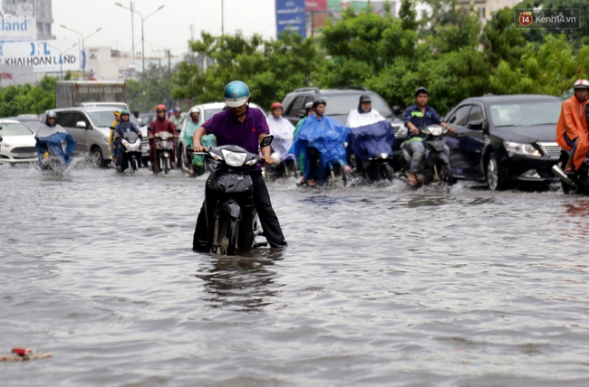 Sài Gòn lại ngập, chuyên gia nói gì về việc mưa đến chậm so với dự báo thời tiết? - Ảnh 8.