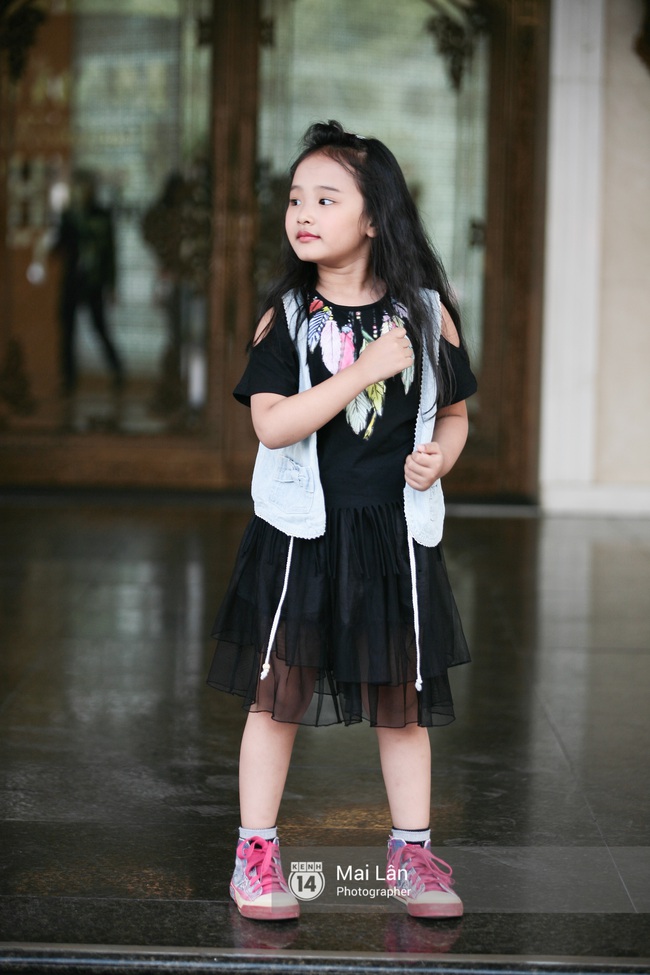 Street style ngày 5 VIFW: Mâu Thủy chơi lầy, đội mấn đạp xe trên phố cực lạ - Ảnh 27.