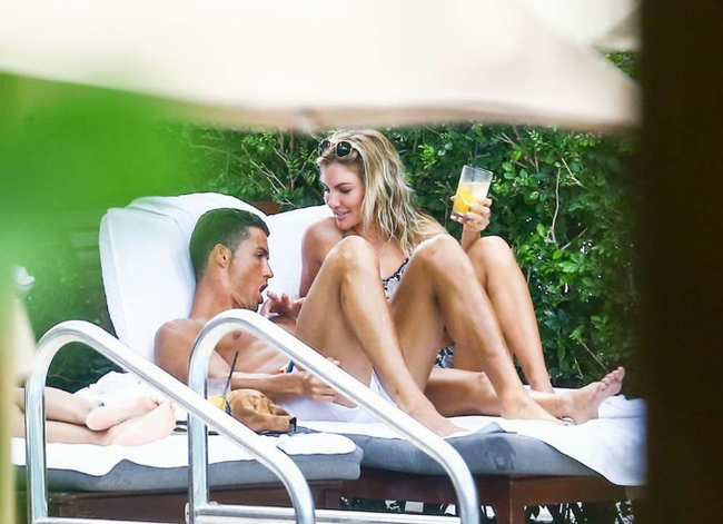 Ronaldo tiếp tục có những hành động "nóng với mỹ nhân bên bể bơi 6
