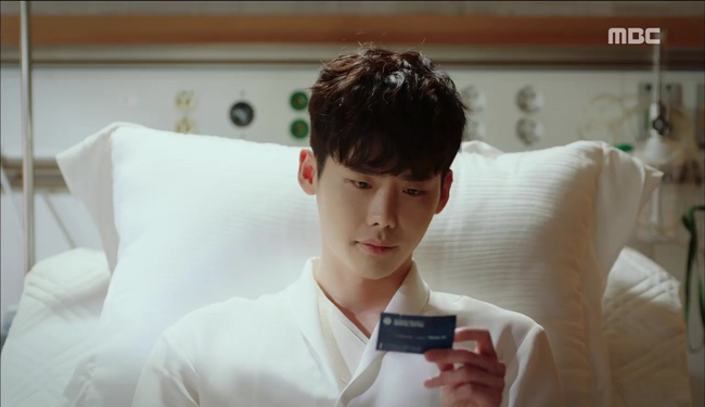 “W” - Chuyện như đùa: Lee Jong Suk thò tay khỏi màn hình, kéo Han Hyo Joo vào máy tính - Ảnh 16.