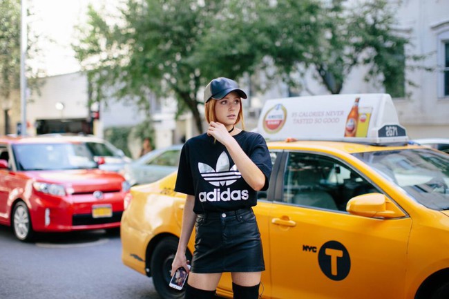 Giới trẻ thế giới cùng kết nổ đĩa mũ lưỡi trai trong street style tuần qua - Ảnh 11. Giới trẻ thế giới cùng kết nổ đĩa mũ lưỡi trai trong street style tuần qua - Ảnh 11.