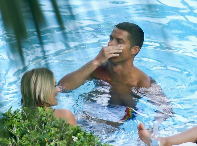 Ronaldo tiếp tục có những hành động "nóng với mỹ nhân bên bể bơi 1