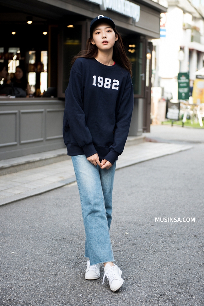 Ngắm street style giới trẻ thế giới, bạn sẽ thấy mặc chất chẳng bắt buộc phải cầu kỳ - Ảnh 1. Ngắm street style giới trẻ thế giới, bạn sẽ thấy mặc chất chẳng bắt buộc phải cầu kỳ - Ảnh 1.