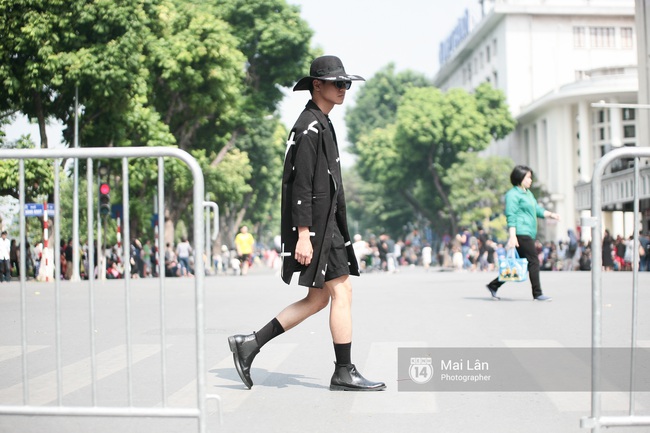 Street style ngày 5 VIFW: Mâu Thủy chơi lầy, đội mấn đạp xe trên phố cực lạ - Ảnh 24.