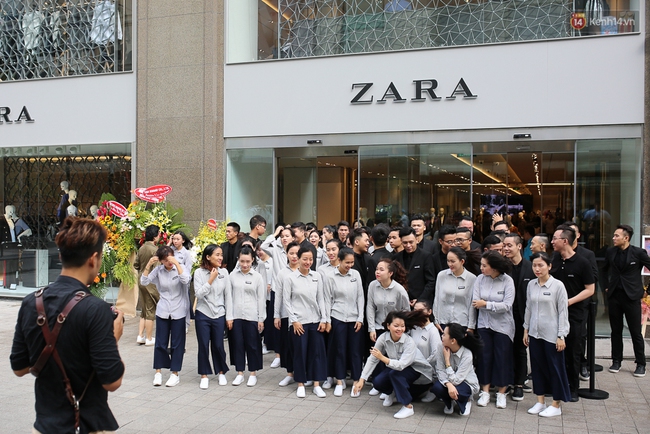 Đồng phục của nhân viên Zara Việt Nam 'phá cách' hoàn toàn với các nước khác trên thế giới