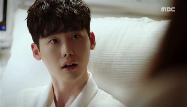 “W” - Chuyện như đùa: Lee Jong Suk thò tay khỏi màn hình, kéo Han Hyo Joo vào máy tính - Ảnh 17.