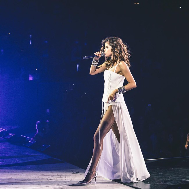 Selena Gomez lại khiến fan rạo rực với loạt trang phục biểu diễn trong tour mới nhất - Ảnh 14.