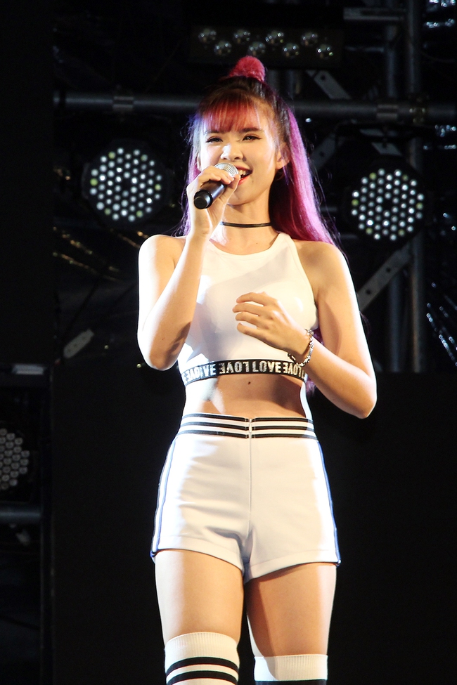 Đông Nhi sung hết cỡ cùng hàng nghìn fan trong đêm mở màn tour liveshow xuyên Việt - Ảnh 8. Đông Nhi sung hết cỡ cùng hàng nghìn fan trong đêm mở màn tour liveshow xuyên Việt - Ảnh 8.