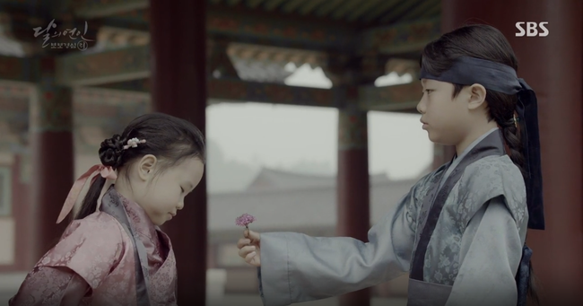 Moon Lovers: “Mười” Baekhyun chính thức có nụ hôn màn ảnh đầu tiên! - Ảnh 19. Moon Lovers: “Mười” Baekhyun chính thức có nụ hôn màn ảnh đầu tiên! - Ảnh 19.
