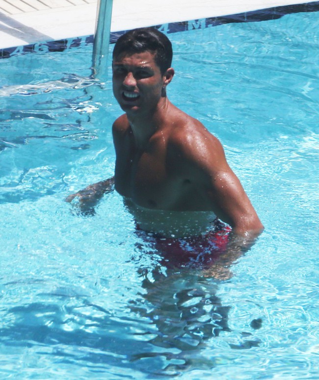 Ronaldo lại xuất hiện với cô gái lạ tại bể bơi 5