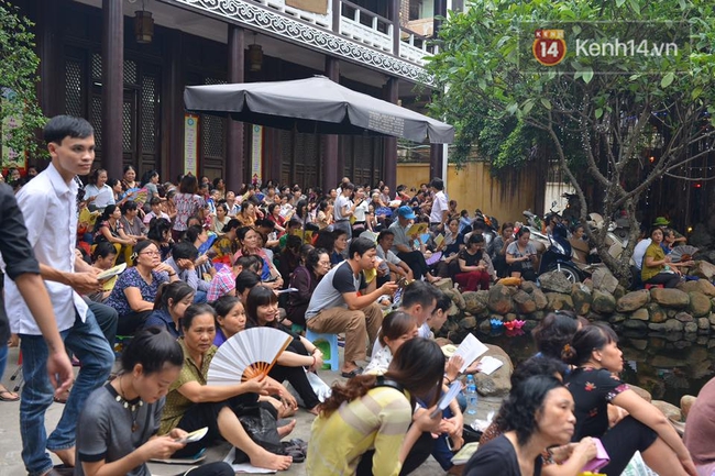 Đại lễ Vu Lan: Hàng nghìn người đội mưa nghe giảng đạo làm con tại chùa Phúc Khánh - Ảnh 4.