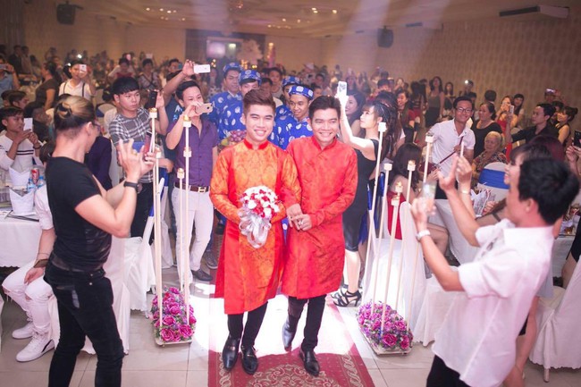 Từng bị trêu là bố con, cặp đồng tính nam cách nhau 21 tuổi vẫn hạnh phúc sau đám cưới - Ảnh 11. Từng bị trêu là bố con, cặp đồng tính nam cách nhau 21 tuổi vẫn hạnh phúc sau đám cưới - Ảnh 11.