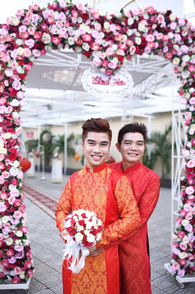 Từng bị trêu là bố con, cặp đồng tính nam cách nhau 21 tuổi vẫn hạnh phúc sau đám cưới - Ảnh 13. Từng bị trêu là bố con, cặp đồng tính nam cách nhau 21 tuổi vẫn hạnh phúc sau đám cưới - Ảnh 13.