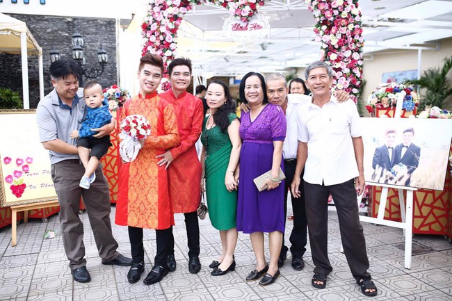 Từng bị trêu là bố con, cặp đồng tính nam cách nhau 21 tuổi vẫn hạnh phúc sau đám cưới - Ảnh 12. Từng bị trêu là bố con, cặp đồng tính nam cách nhau 21 tuổi vẫn hạnh phúc sau đám cưới - Ảnh 12.