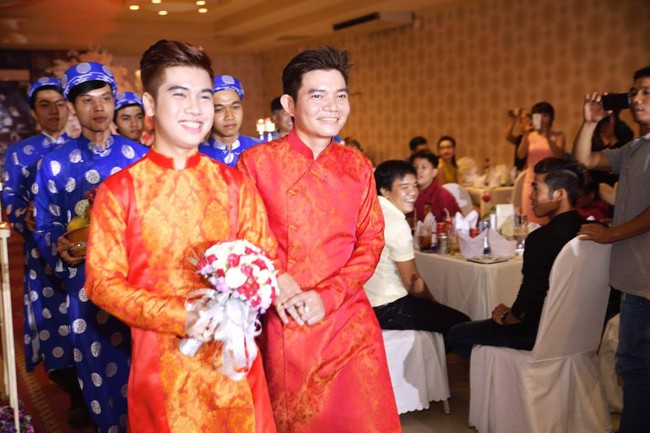 Từng bị trêu là bố con, cặp đồng tính nam cách nhau 21 tuổi vẫn hạnh phúc sau đám cưới - Ảnh 10. Từng bị trêu là bố con, cặp đồng tính nam cách nhau 21 tuổi vẫn hạnh phúc sau đám cưới - Ảnh 10.