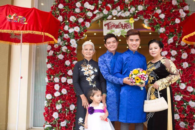 Từng bị trêu là bố con, cặp đồng tính nam cách nhau 21 tuổi vẫn hạnh phúc sau đám cưới - Ảnh 4. Từng bị trêu là bố con, cặp đồng tính nam cách nhau 21 tuổi vẫn hạnh phúc sau đám cưới - Ảnh 4.