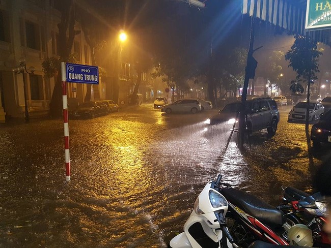 Hà Nội đang ảnh hưởng bão, mưa to gió giật kinh hoàng, nhiều tuyến phố đã ngập - Ảnh 12.