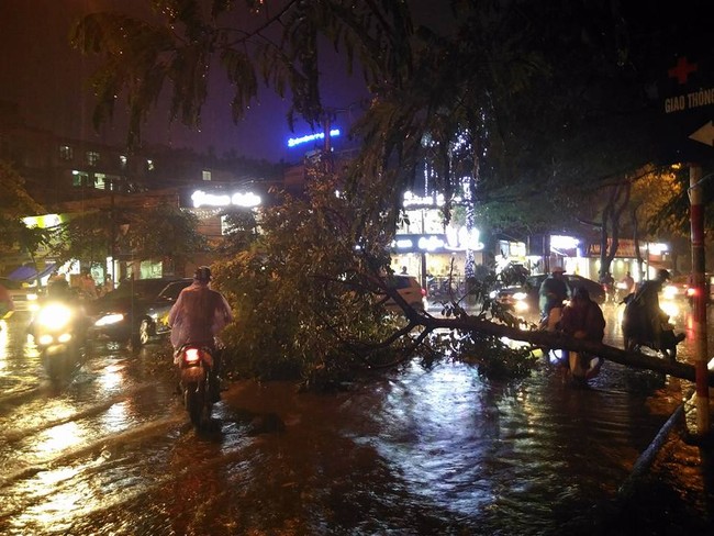 Hà Nội đang ảnh hưởng bão, mưa to gió giật kinh hoàng, nhiều tuyến phố đã ngập - Ảnh 22.